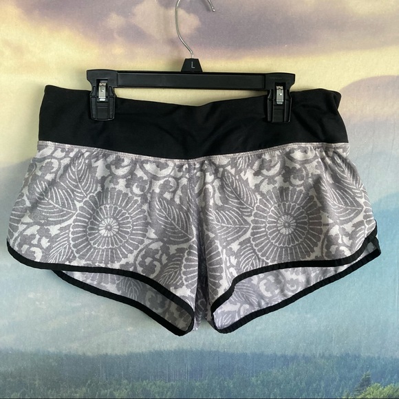 lululemon athletica Pants - Lululemon Speed Up Shorts 6